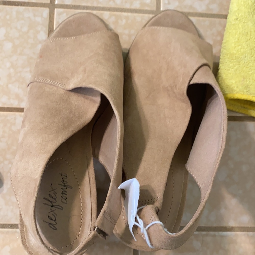 Sandles - Picture 2 of 3